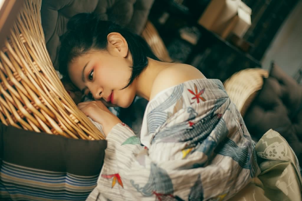 性感古装美女小露香肩微乳风韵诱惑十足