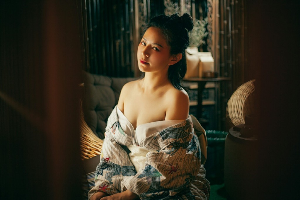 性感古装美女小露香肩微乳风韵诱惑十足