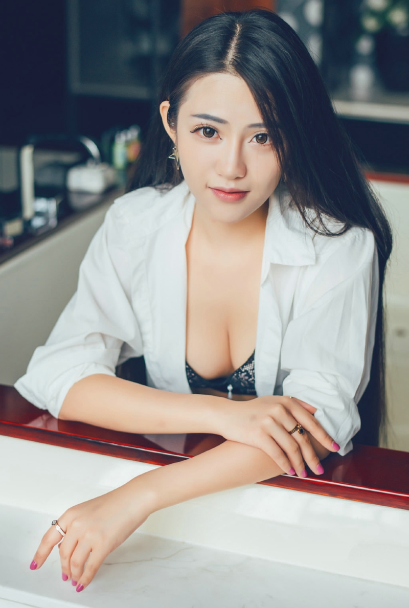 靓丽女神私房性感开胸装粉嫩诱惑写真