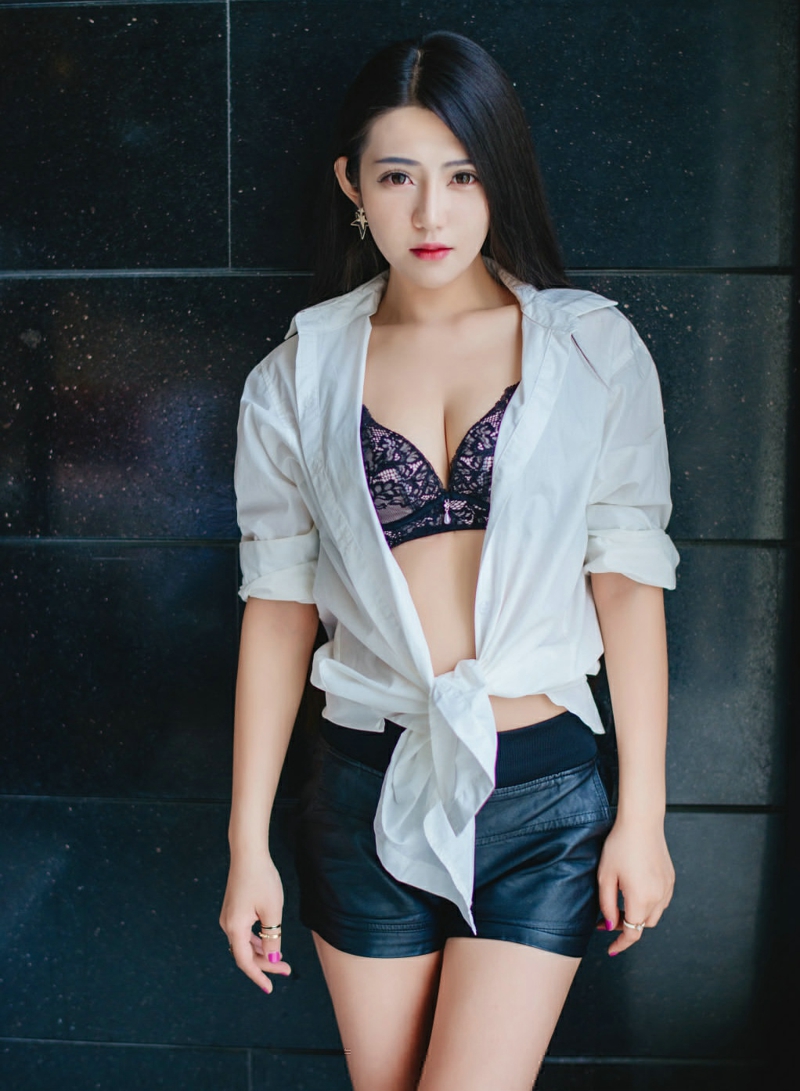 靓丽女神私房性感开胸装粉嫩诱惑写真