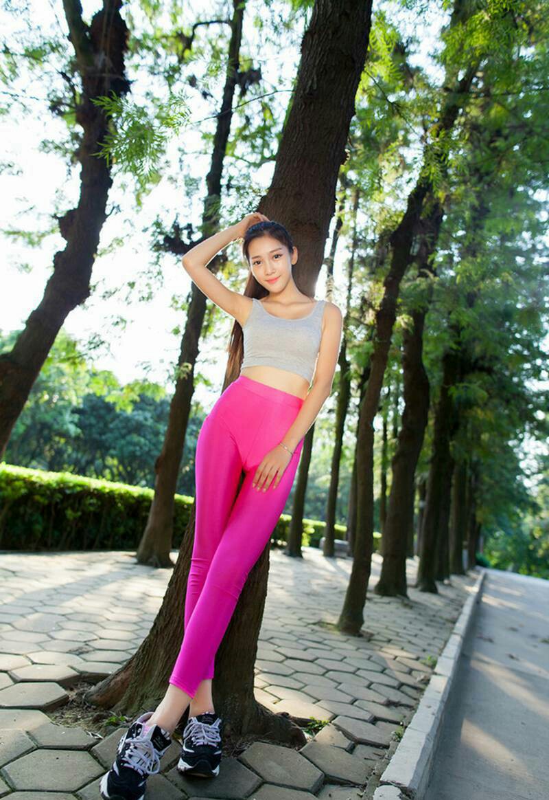 长腿运动装长发美女美胸背心阳光朝气蓬勃