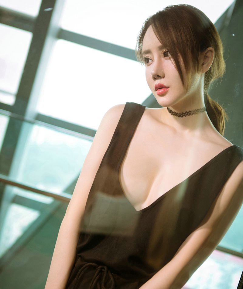 妖娆女神欣凌低胸真空美胸香艳写真