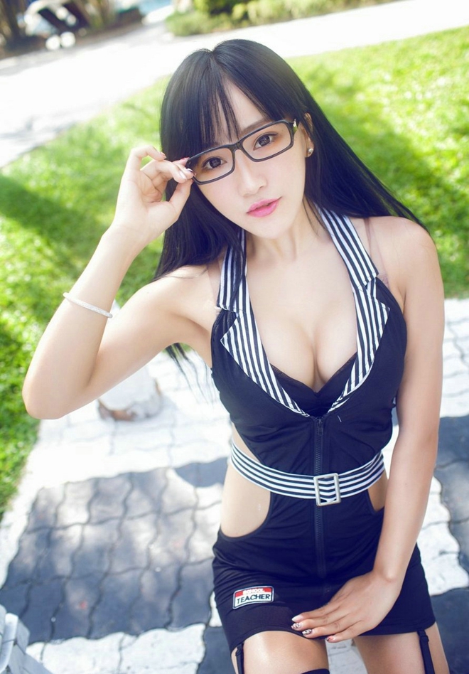 火辣性感娇艳美女御姐杨上萱户外大爆乳销魂娇媚妖娆挑逗诱人写真