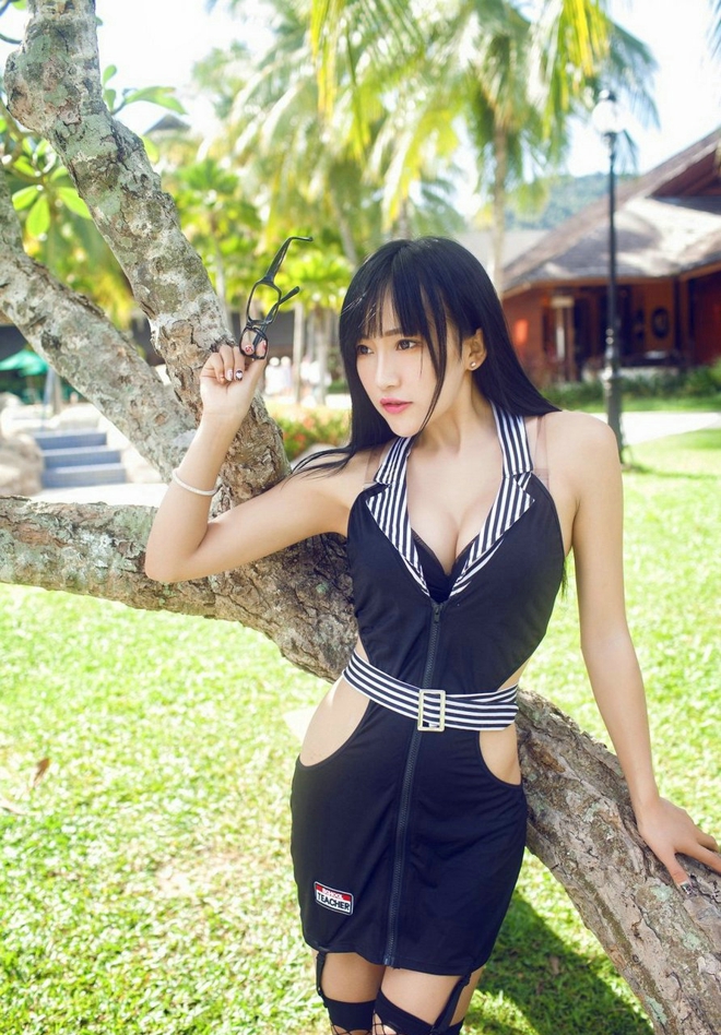火辣性感娇艳美女御姐杨上萱户外大爆乳销魂娇媚妖娆挑逗诱人写真