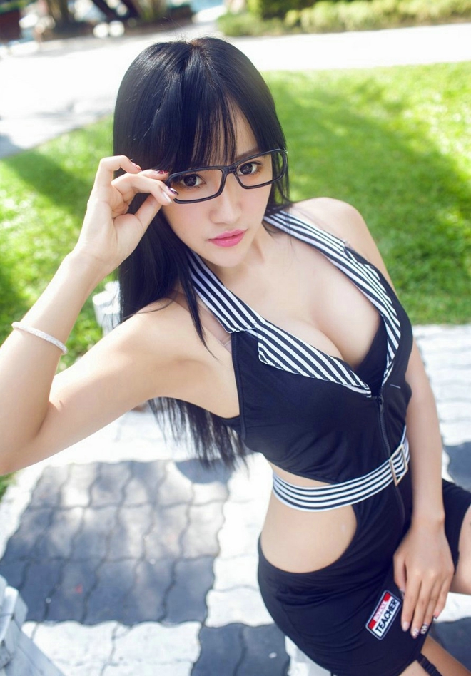 火辣性感娇艳美女御姐杨上萱户外大爆乳销魂娇媚妖娆挑逗诱人写真