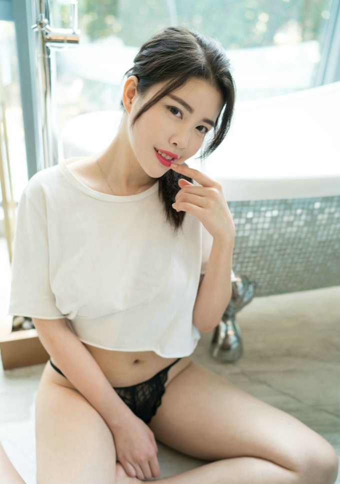 丰满美女莉尔性感私房美胸诱人气质妖娆妩媚蕾丝内裤翘臀写真