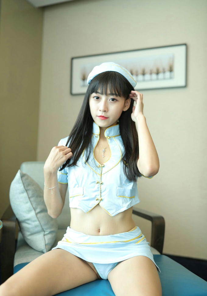 模特唯唯平胸妹子的性感护士装丁字裤诱惑写真