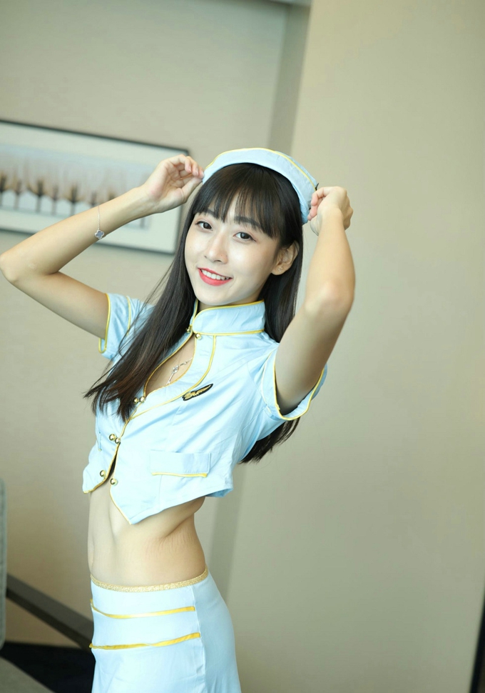 模特唯唯平胸妹子的性感护士装丁字裤诱惑写真