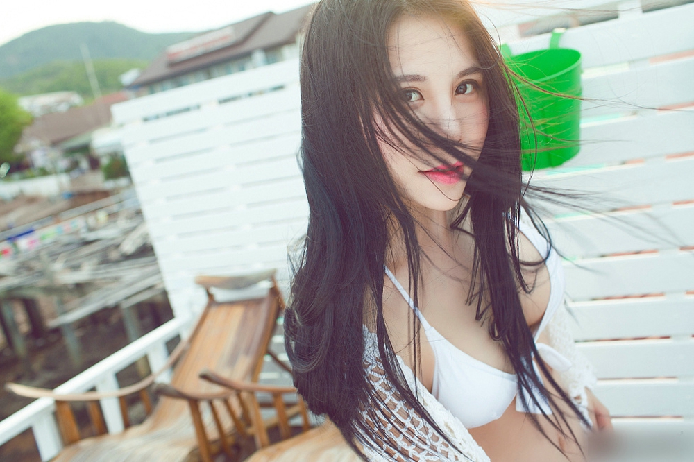 南湘Baby白色比基尼诱惑迷人气质风情养眼美乳美腿写真
