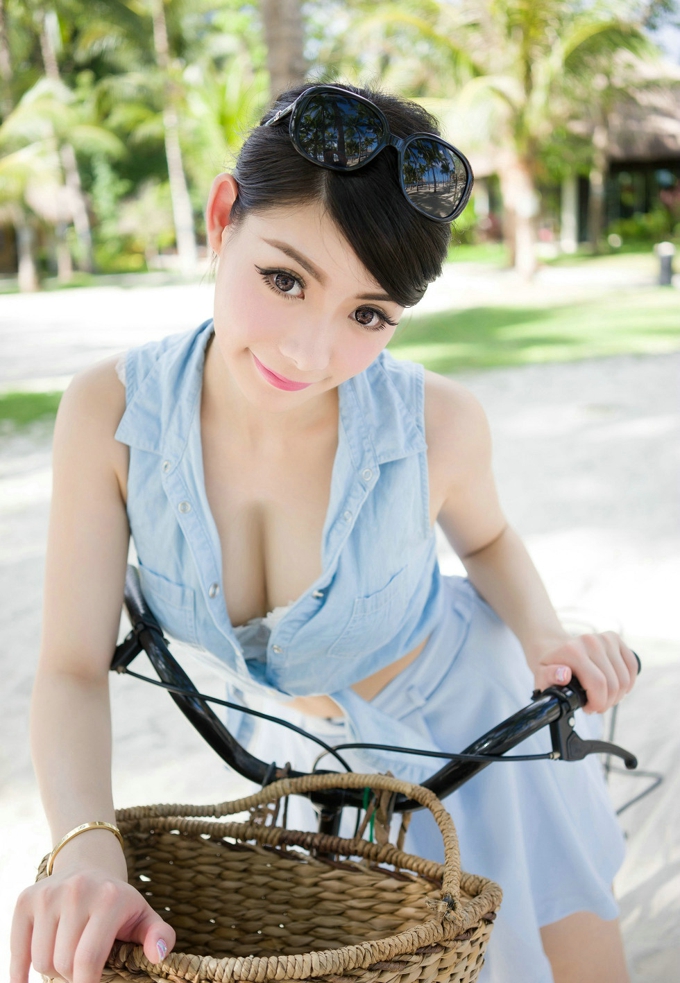 气质美女Mara酱清凉性感诱惑迷人美乳翘臀大长腿养眼写真
