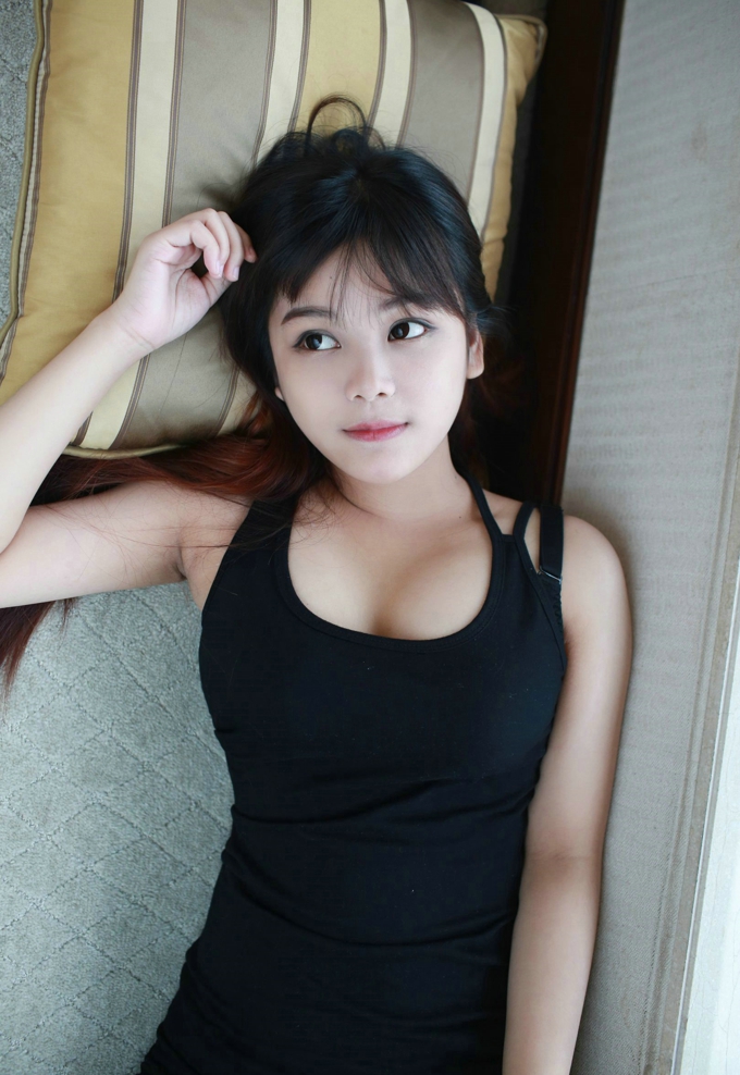 童颜巨乳诱惑小月儿迷人妩媚写真