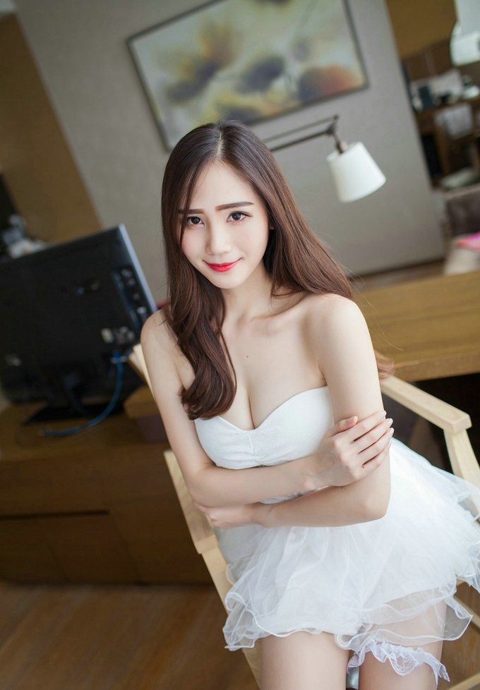 白色抹胸巨乳短裙SISY思性感写真