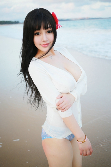 童颜巨乳女神可儿海边性感酥胸写真