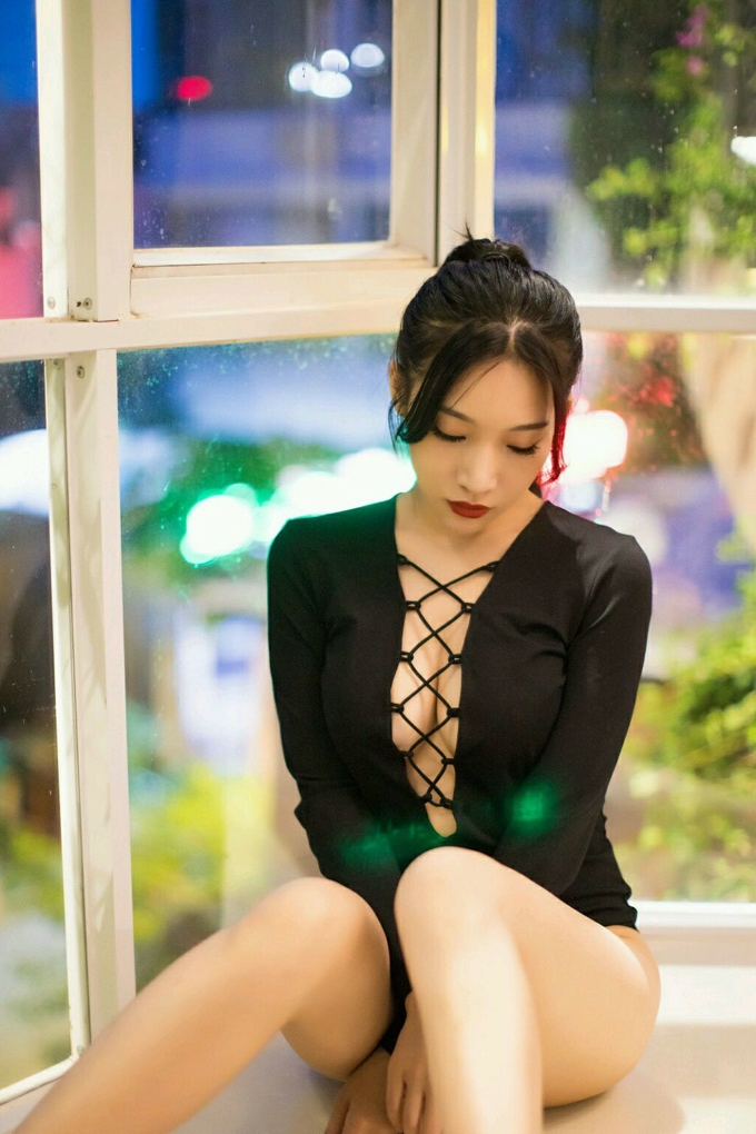 小狐狸Sica开胸衣性感美乳白嫩写真