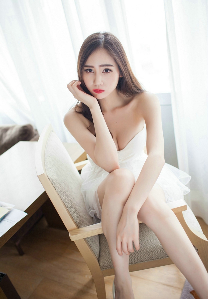 白色抹胸巨乳短裙SISY思性感写真