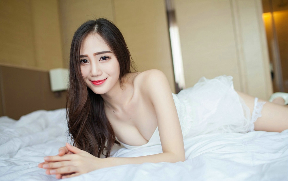白色抹胸巨乳短裙SISY思性感写真