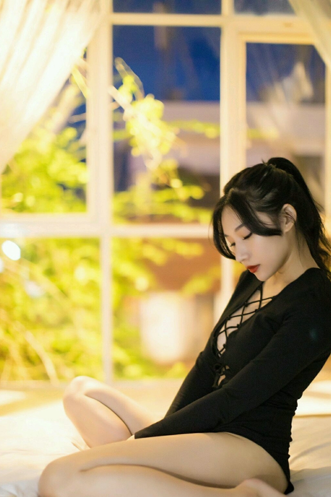 小狐狸Sica开胸衣性感美乳白嫩写真
