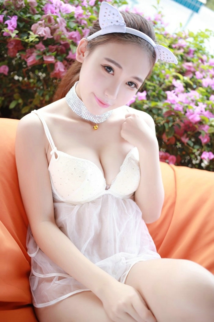 性感大胸美女白皙美腿诱惑撩人私房照