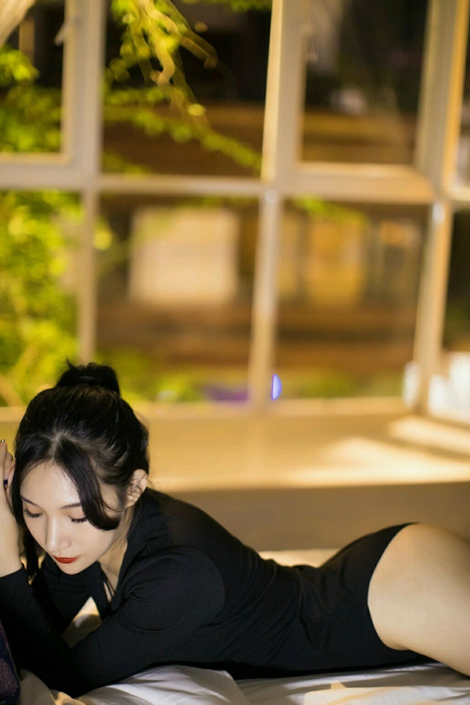 小狐狸Sica开胸衣性感美乳白嫩写真