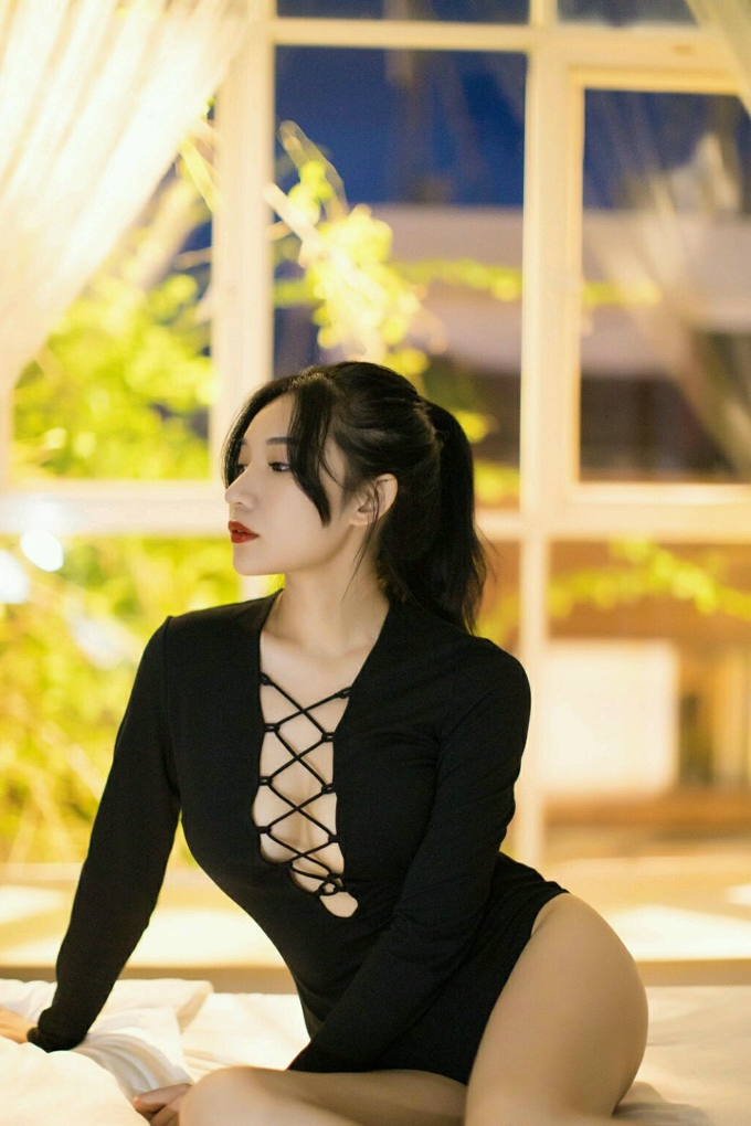 小狐狸Sica开胸衣性感美乳白嫩写真