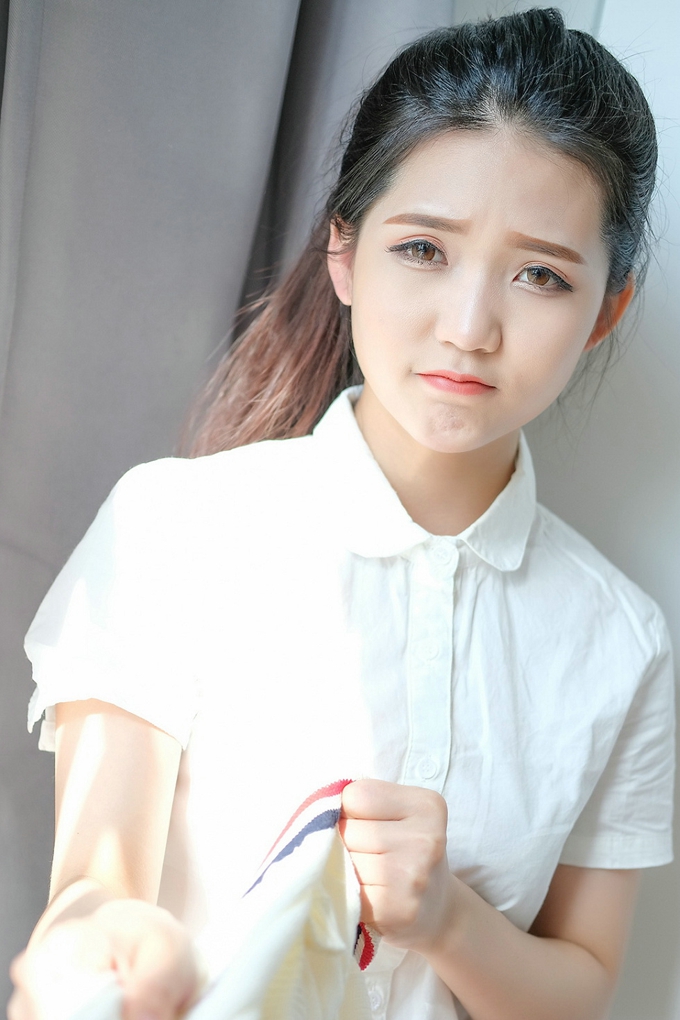 气质美女可爱的小叶子清纯诱惑学生制服迷人风情美腿写真