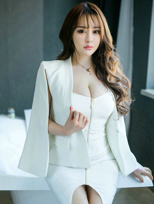 嫩模金baby居家粉红蕾丝内衣秀傲人美乳丰满翘臀诱惑写真