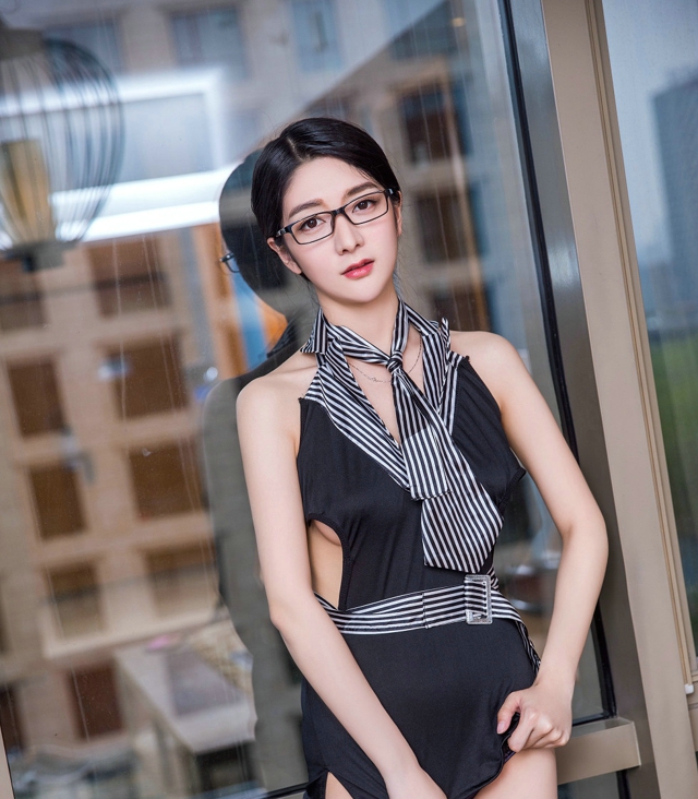 嫩模迪依OL性感小秘书蕾丝边黑丝腿袜完美身材诱惑写真