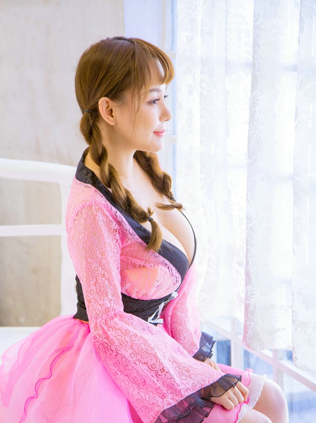 嫩模白熙萌性感女仆装粉色蕾丝裙秀完美身材傲人美乳写真