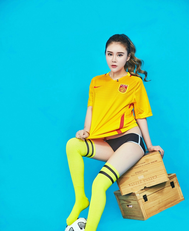 爱丽莎足球宝贝秀完美身材豪乳遮点极致诱惑写真