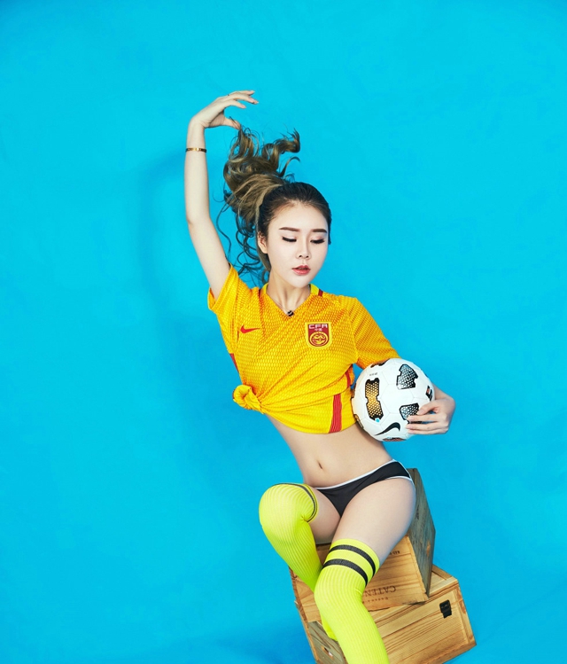 爱丽莎足球宝贝秀完美身材豪乳遮点极致诱惑写真