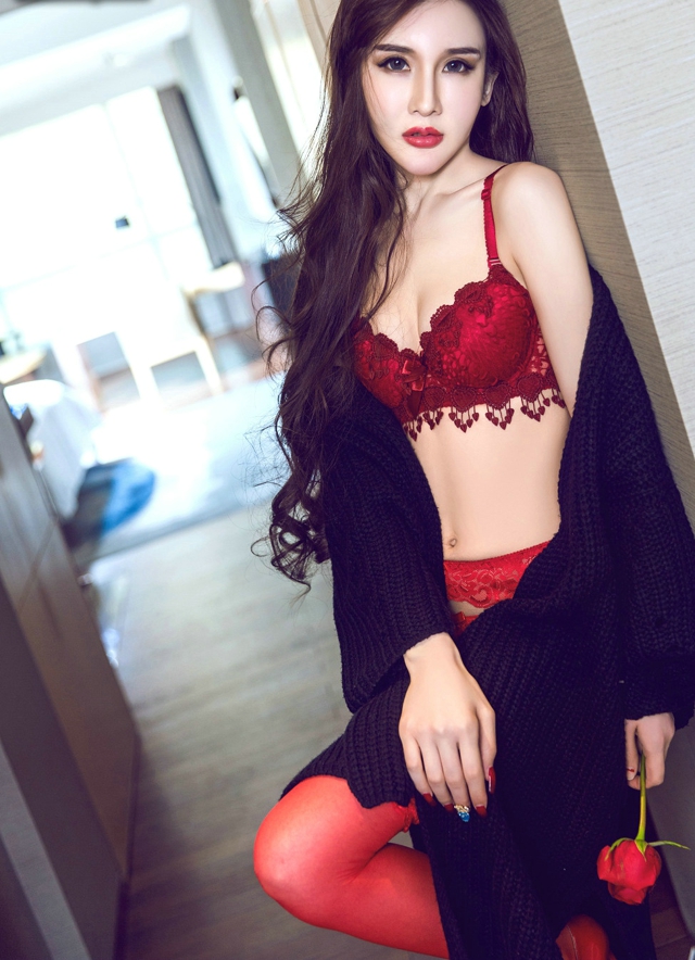 嫩模阿依努尔瓦娅性感红色内衣红色蕾丝袜火辣写真