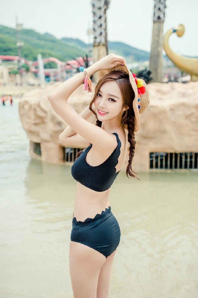 性感美女沙滩美女酥胸爆乳勾人比基尼写真
