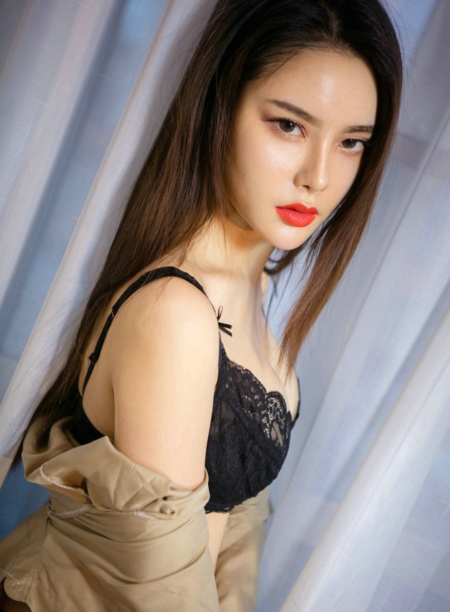 嫩模谭睿琪私房蕾丝内衣秀完美曲线诱人美乳烈火红唇写真