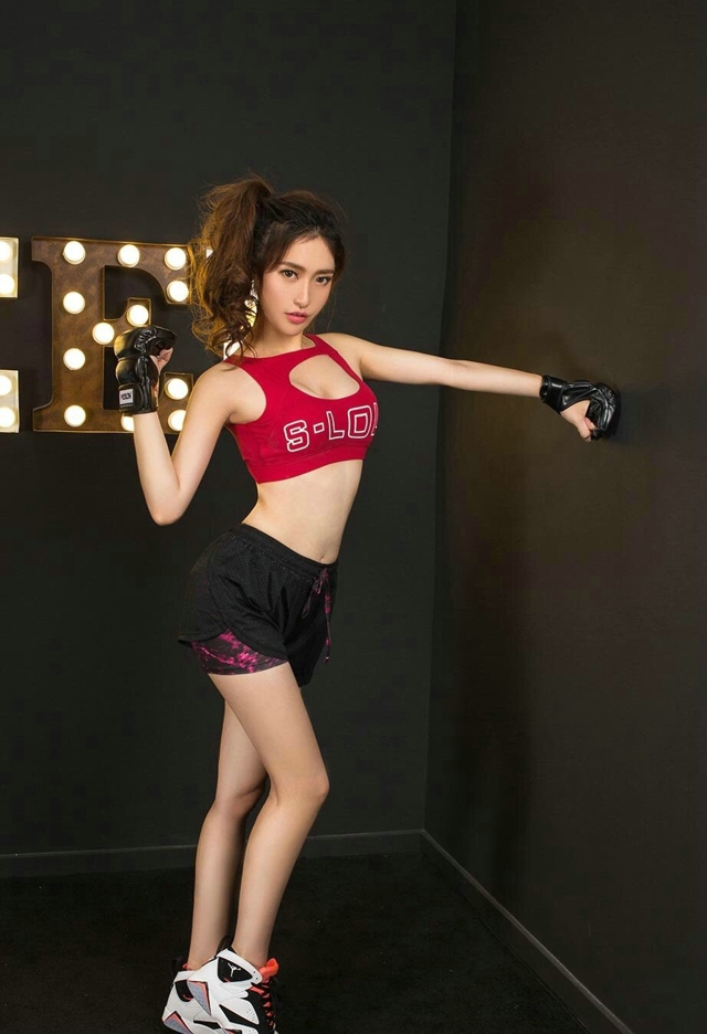 胸拳击美女冬冬性感诱惑勾魂娇嫩美乳室内摄影写真