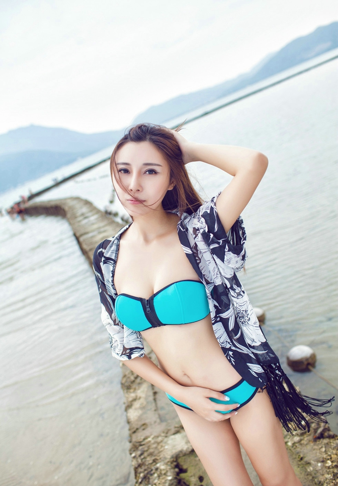 乐乐Mango比基尼沙滩风情美乳火辣写真