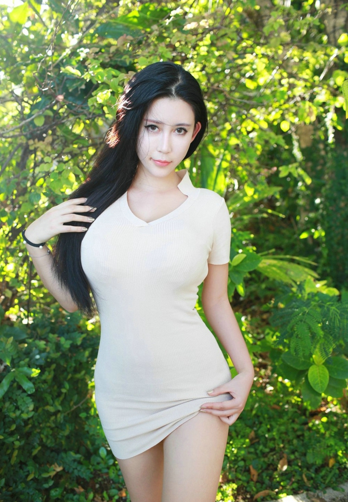 丰满爆乳美女Abby李雅居家私房裸色短裙诱惑大胸翘臀写真