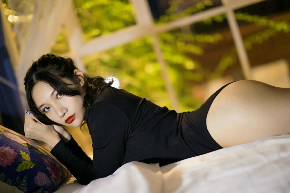 小狐狸Sica开胸衣性感美乳白嫩写真