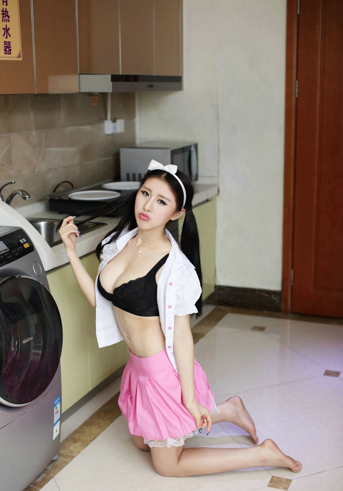 居家私房黑色内衣大胸美女诱惑迷人养眼风情写真