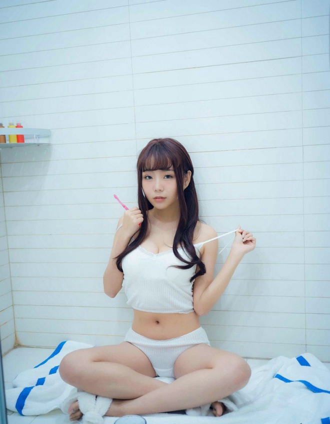 性感爆乳宅男女神上围丰满大胸萝莉清晨私房诱惑娇艳写真