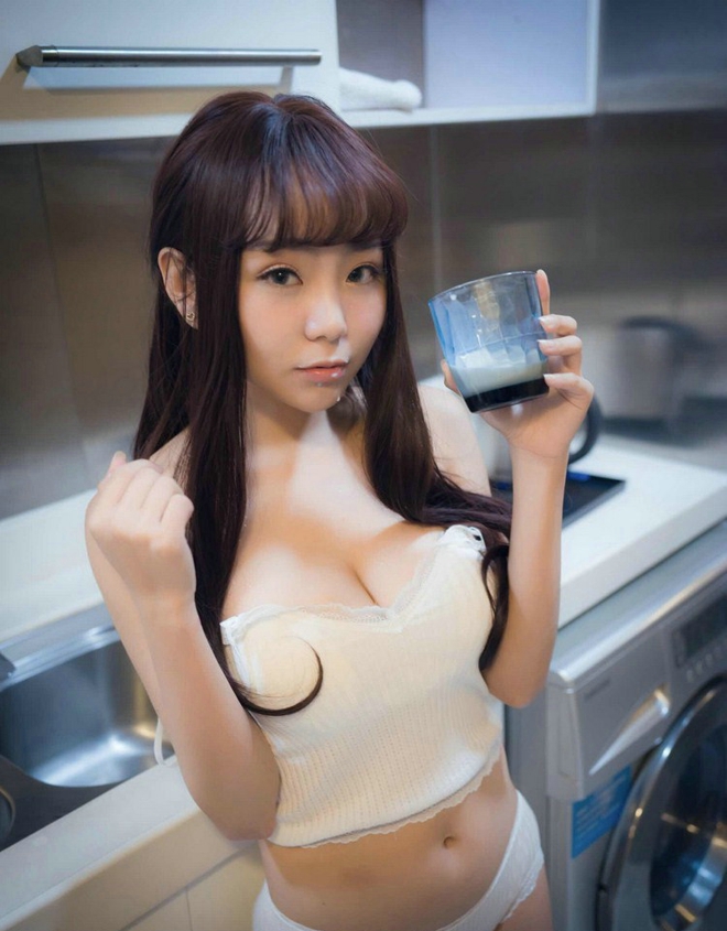 性感爆乳宅男女神上围丰满大胸萝莉清晨私房诱惑娇艳写真