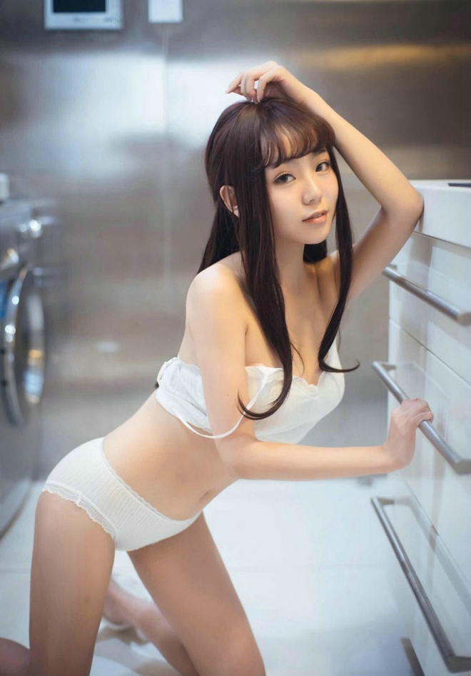 性感爆乳宅男女神上围丰满大胸萝莉清晨私房诱惑娇艳写真