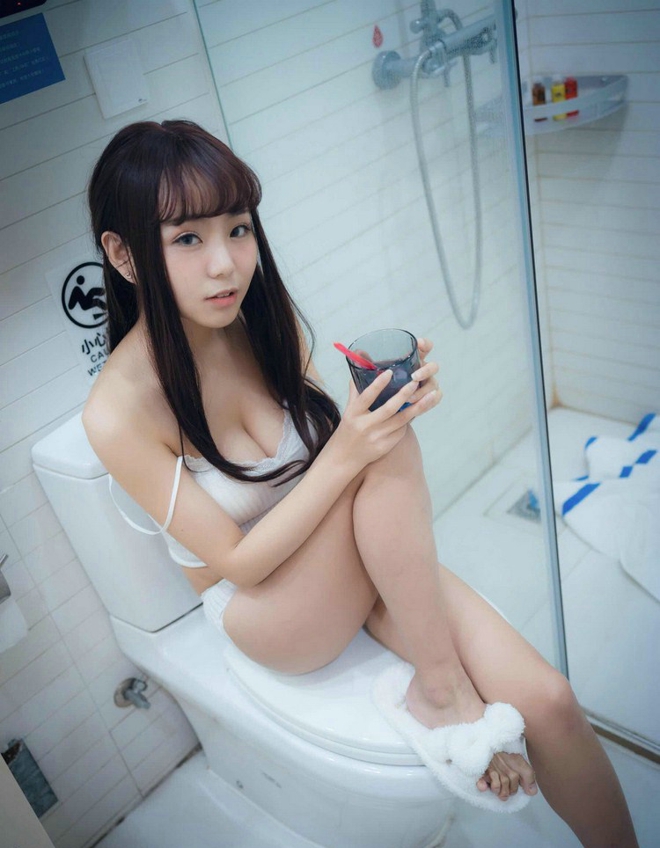 性感爆乳宅男女神上围丰满大胸萝莉清晨私房诱惑娇艳写真