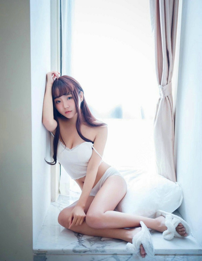 性感爆乳宅男女神上围丰满大胸萝莉清晨私房诱惑娇艳写真