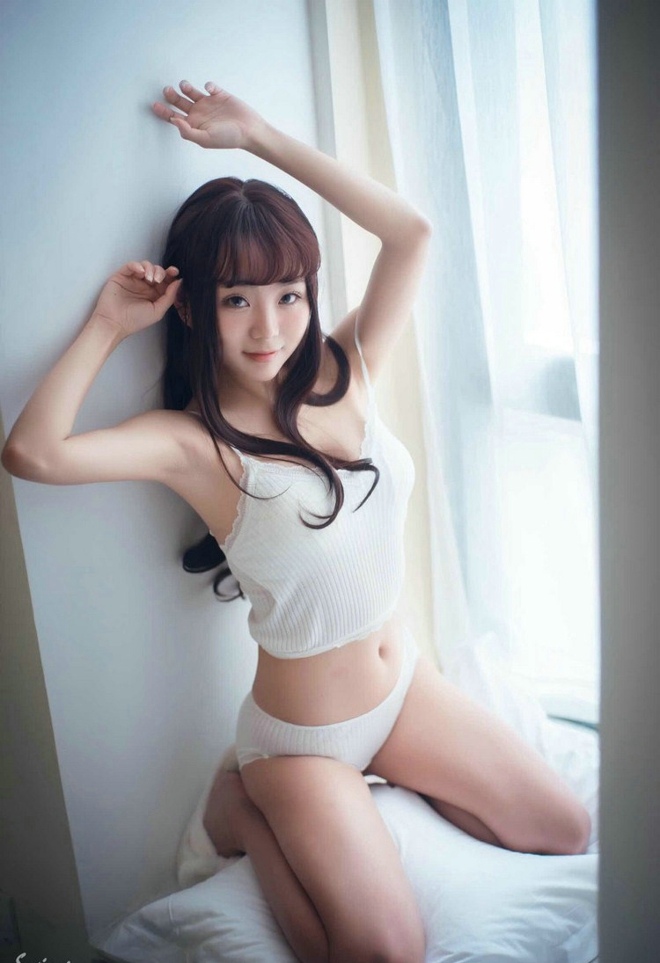 性感爆乳宅男女神上围丰满大胸萝莉清晨私房诱惑娇艳写真