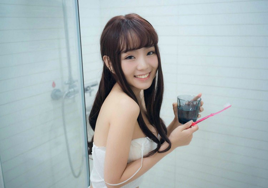 性感爆乳宅男女神上围丰满大胸萝莉清晨私房诱惑娇艳写真