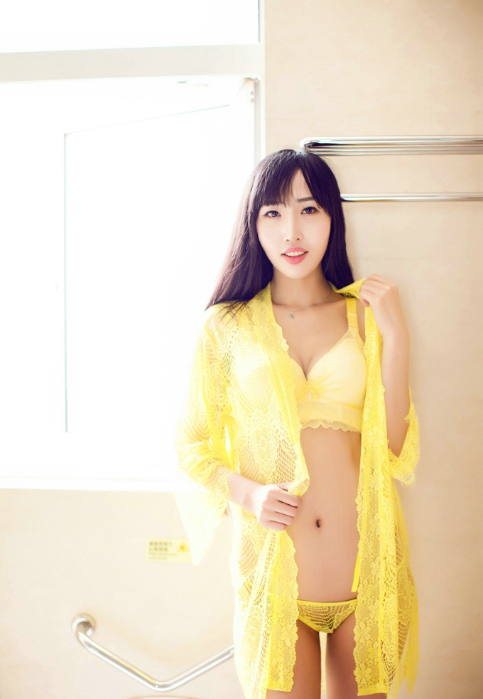 石心琪黄色浴白色内衣半脱秀豪乳诱惑写真
