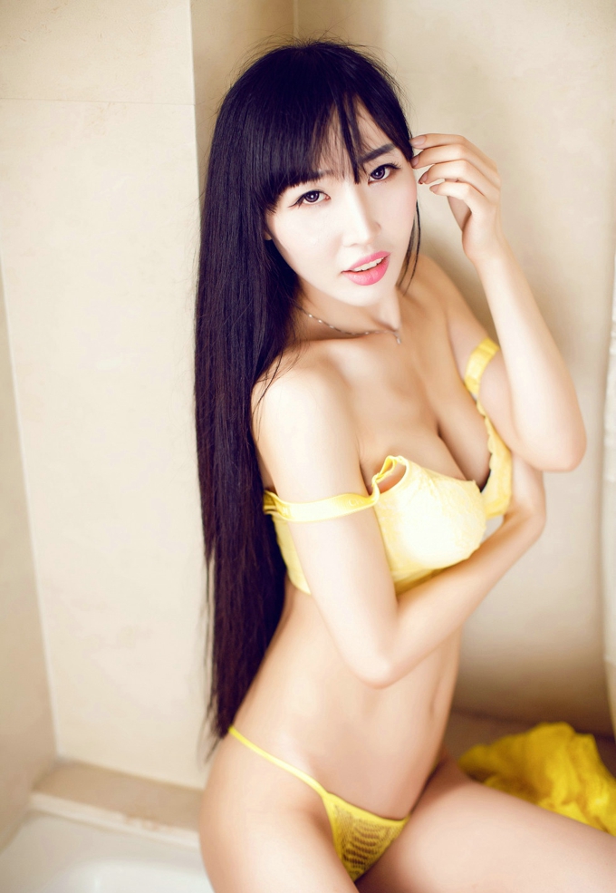 石心琪黄色浴白色内衣半脱秀豪乳诱惑写真
