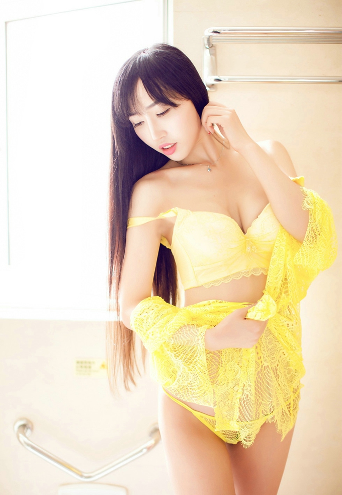 石心琪黄色浴白色内衣半脱秀豪乳诱惑写真