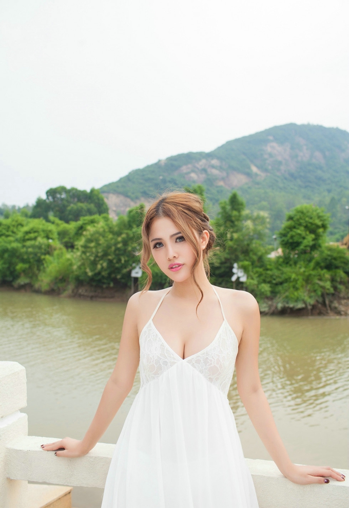 嫩模妍妍Yanyan系列连身裙低胸内衣豪乳诱惑写真