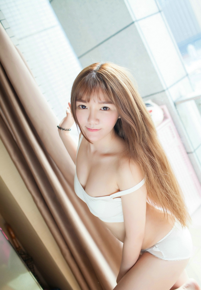 嫩模小宝酱居家私房粉色系迷人翘臀诱惑写真